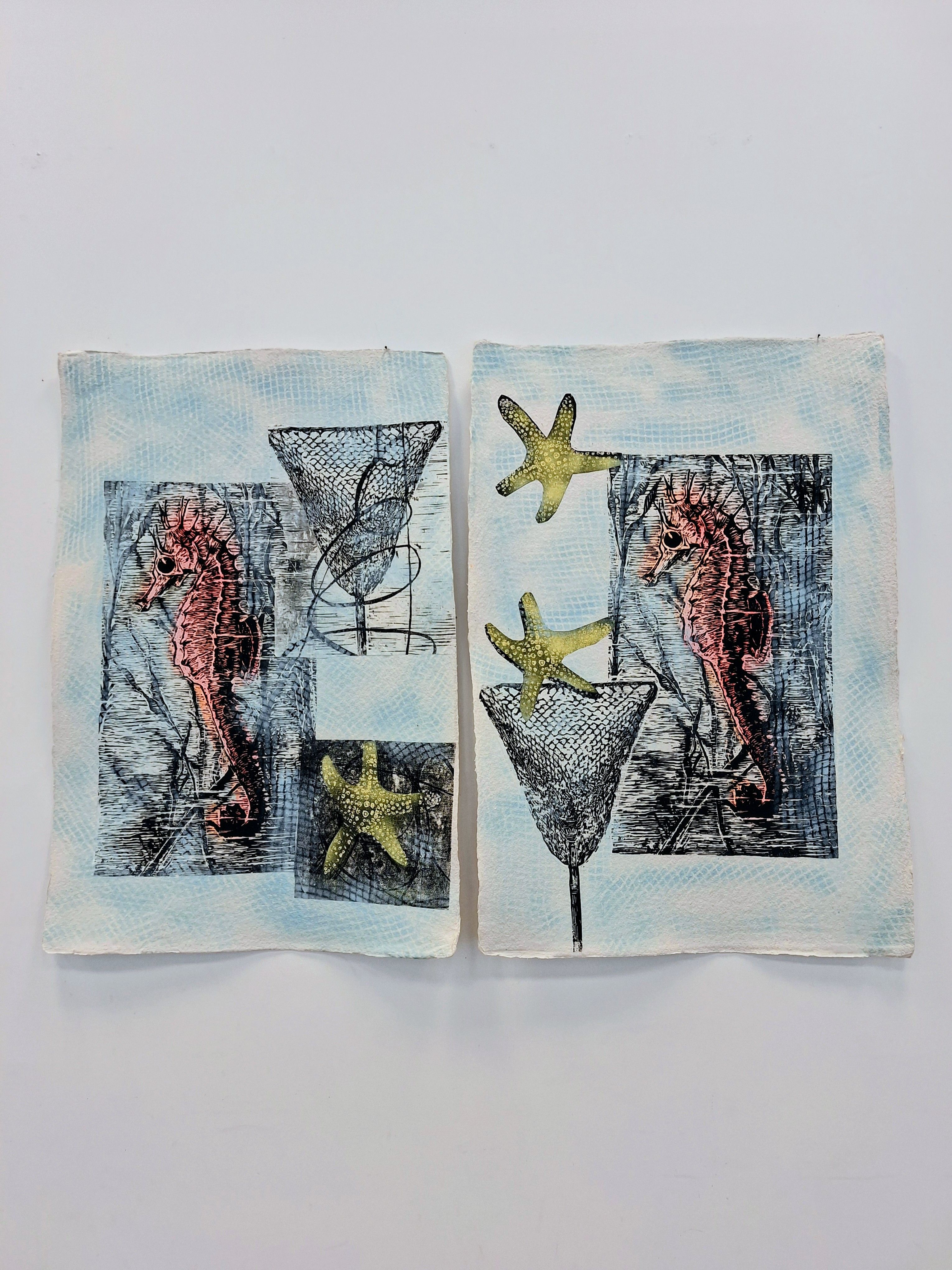 Aufgeschlagenes Künstlerbuch mit blauen, roten und gelben Pflanzenmotiven.