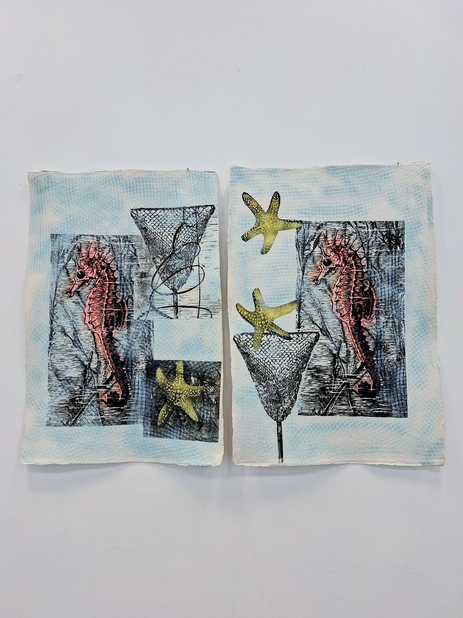 Aufgeschlagenes Künstlerbuch mit blauen, roten und gelben Pflanzenmotiven.