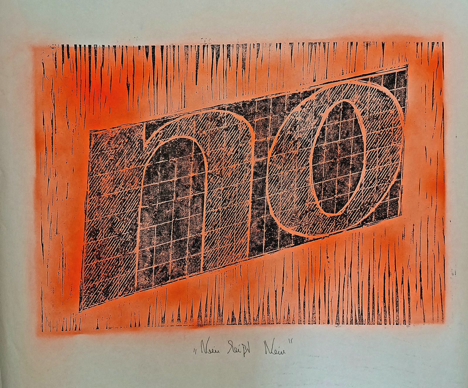 Orange-schwarze Grafik mit großen dunklen Buchstaben und senkrechten Linien.